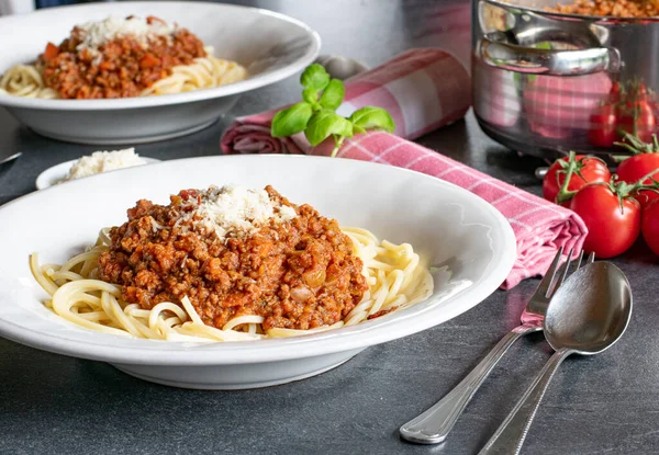 Apparecchiare Tavola Con Spaghetti Cucinati Freschi Fatti Casa Con Ragu — Foto Stock