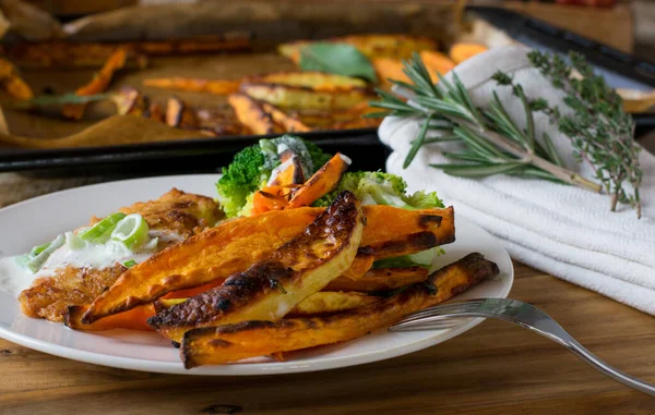 Patate Dolci Fritte Servite Come Contorno Piatto Con Pesce Broccoli — Foto Stock