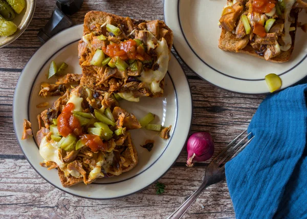 Sandwich Con Carne Tacchino Tritata Formaggio Condito Con Cipolle Rosse — Foto Stock