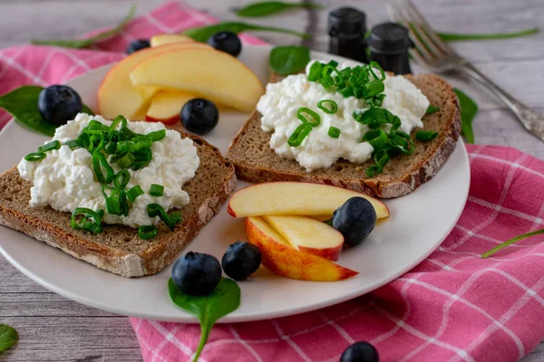 Broodje Roggebrood Met Kwark Bieslook Geserveerd Met Vers Rijp Fruit — Stockfoto