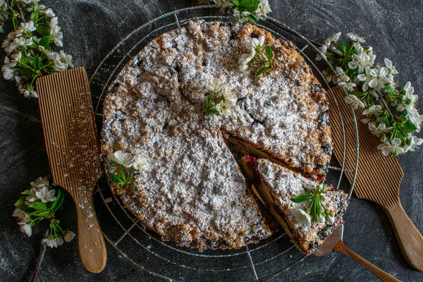 Bolo Cereja Cozido Forno Fresco Torta Com Migalhas Rack Resfriamento — Fotografia de Stock