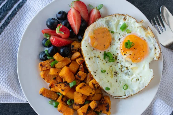 Здоровый Безглютеновый Завтрак Жареным Сладким Картофелем Яйцами Подаваемыми Свежими Ягодами — стоковое фото