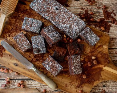 Taze ve ev yapımı fındıklı brovniler kırsal ve ahşap masa arkasında servis ediliyor. Genel Görünüm