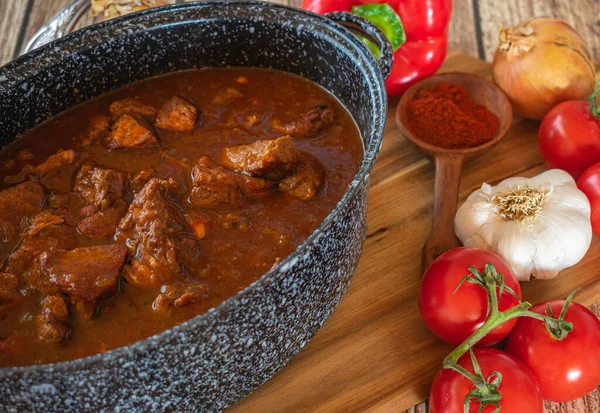 Fresh Homemade Cooked Spicy Hungarian Goulash Stew Served Roaster Pot — Stock Photo, Image