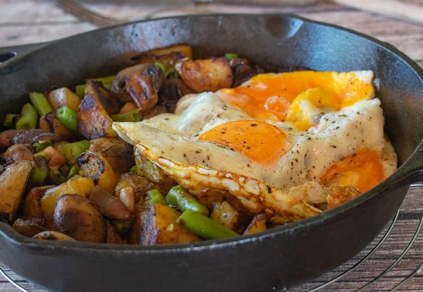 Frisches Und Hausgemachtes Spiegelei Mit Gerösteten Kartoffeln Grünen Bohnen Champignons — Stockfoto