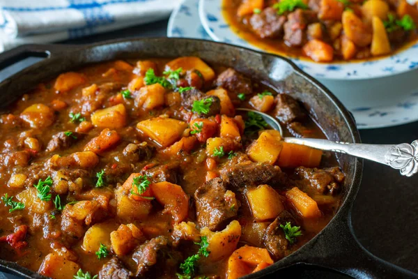 Delicious Rustic Beef Stew Made Vegetables Carrots Onions Garlic Tomatoes — Stock Photo, Image