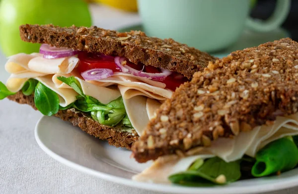 Свіжий Домашній Здоровий Бутерброд Приготований Цільного Зернового Хліба Увінчаний Тонкими — стокове фото