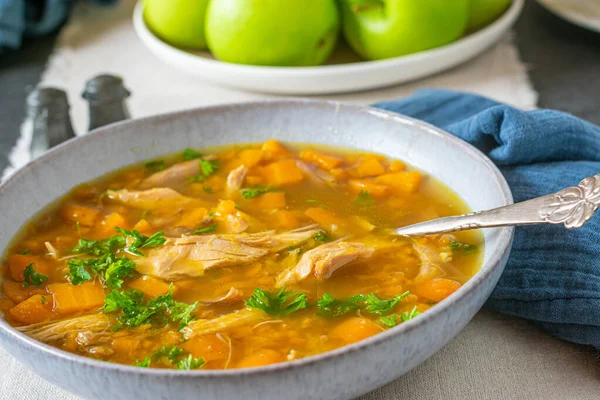 Sopa Pollo Fortificante Antiinflamatoria Con Zanahorias Perejil Servido Plato Con —  Fotos de Stock