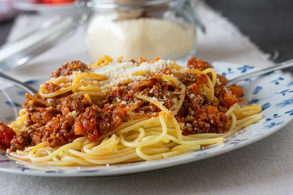 Spaghetti Cucinati Tradizionali Fatti Casa Con Salsa Bolognese Serviti Piatto — Foto Stock