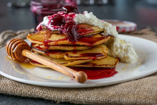 Вкусные Блинчики Русским Вишневым Джемом Вареньем Творогом Подается Медом Диппером — стоковое фото