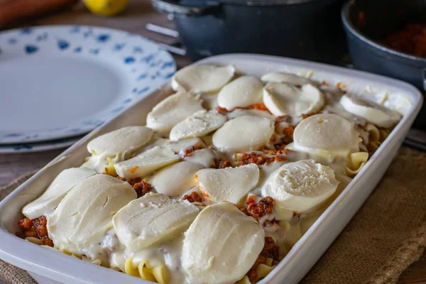 Ongebakken Noedelstoofschotel Het Maken Koken Van Een Italiaanse Pasta Ovenschotel — Stockfoto