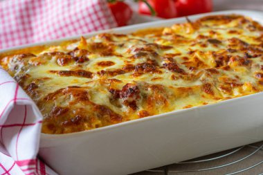 Geleneksel İtalyan makarna güveci. Taze ve ev yapımı makarna güveci bolonez ve mozzarella peyniri ile kaplanmış beşamel sosu ve kırsal masada servis edilen beyaz fırın tabağında.
