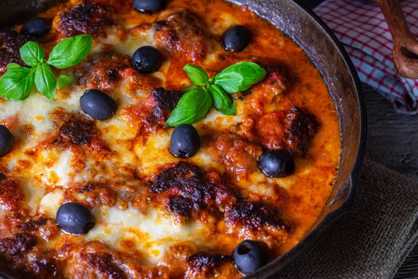 Traditionelle Italienische Mahlzeit Mit Frittierten Frikadellen Einer Köstlichen Tomatensauce Gratiniert — Stockfoto