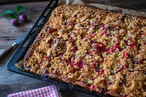 Torta Frutta Con Crolli Torta Tradizionale Croccante Prugne Fresca Fatta — Foto Stock