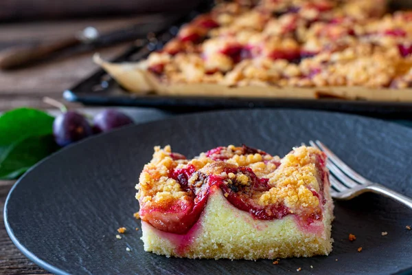 Piece Cake Fruits Crumbles Delicious Slice Fresh Baked Plum Crumble — Stock Photo, Image