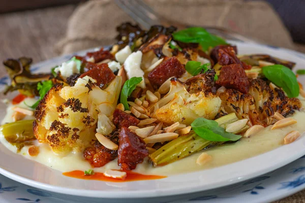 Delcious Och Mycket Välsmakande Rostad Blomkålssallad Med Kryddig Chorizo Salami — Stockfoto