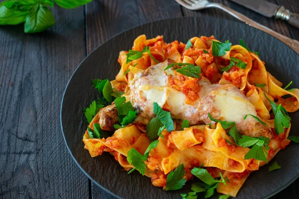 Petto Pollo Gratinato Con Pasta Salsa Pomodoro Delizioso Piatto Cucina — Foto Stock