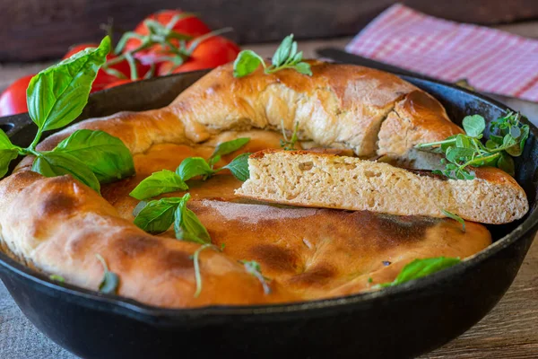 Hausgemachtes Pfannenbrot Frisches Fladenbrot Pizzabrot Oder Pfannenbrot Mit Hefeteig Eingebacken — Stockfoto