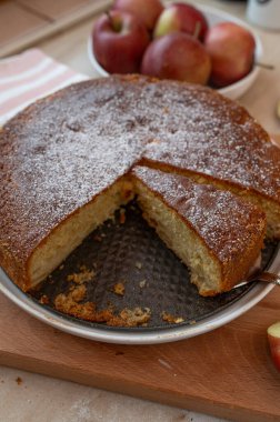 Ev yapımı taze pişmiş elmalı kek.