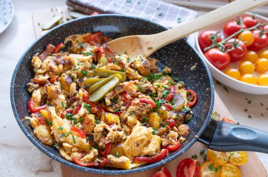 Kızartma tavasında yumurta ve sebzeli kızarmış patates taze ve ev yapımı.