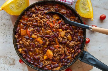 Chili con carne ve balkabağı taze ve ev yapımı tavada pişirilmiş.