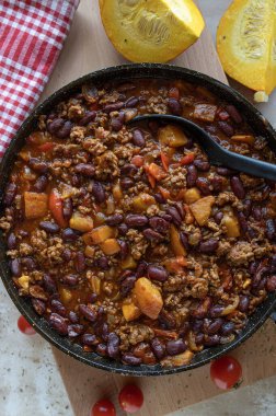 Chili con carne ve balkabağı taze ve ev yapımı tavada pişirilmiş.