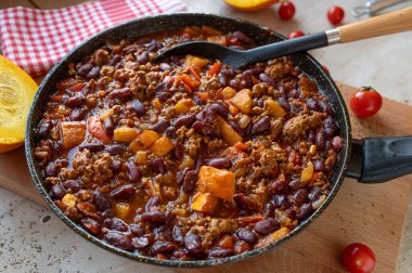 Chili con carne ve balkabağı taze ve ev yapımı tavada pişirilmiş.