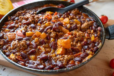 Chili con carne ve balkabağı taze ve ev yapımı tavada pişirilmiş.