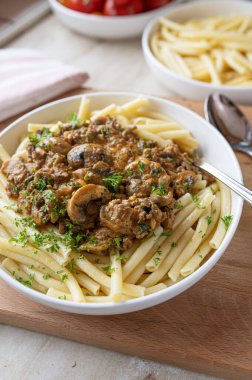 Makarna ve mantar soslu biftek ve makarna. Taze ve ev yapımı.