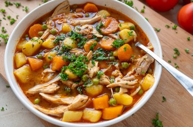 Patatesli tavuk sebze çorbası, havuç, taze ve ev yapımı bezelye.