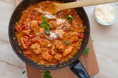 Lezzetli bir domates soslu kızarmış somon. Taze ve kızarmış tavada pişirilmiş.