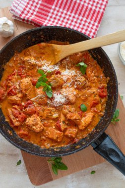 Lezzetli bir domates soslu kızarmış somon. Taze ve kızarmış tavada pişirilmiş.