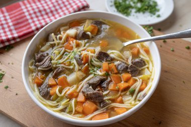 Tabakta ev yapımı etli erişte çorbası