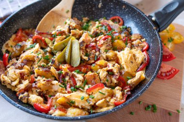 Kızartma tavasında yumurta ve sebzeli kızarmış patates taze ve ev yapımı.