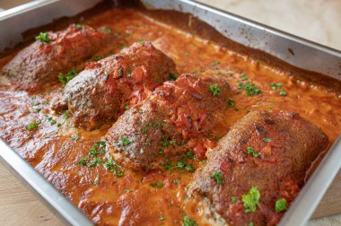 Sığır kıyması, jambon ve peynirle doldurulmuş ve lezzetli bir çan biberi kremi sosuyla pişirilmiş taze ve ev yapımı yemek.