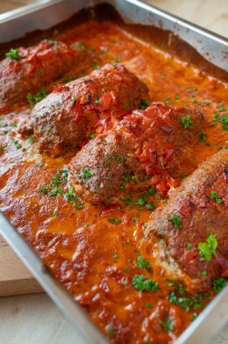 Sığır kıyması, jambon ve peynirle doldurulmuş ve lezzetli bir çan biberi kremi sosuyla pişirilmiş taze ve ev yapımı yemek.