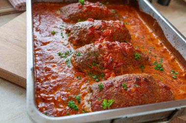 Sığır kıyması, jambon ve peynirle doldurulmuş ve lezzetli bir çan biberi kremi sosuyla pişirilmiş taze ve ev yapımı yemek.