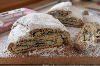 Kuark ve haşhaş tohumlarıyla süslenmiş, taze ve ev yapımı.