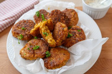 Vejetaryen kırmızı mercimek peynirli ve soslu pirinç böreği taze ve ev yapımı.