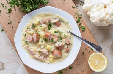 Patates karnabahar çorbası, taze sosisli ve ev yapımı.