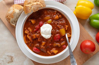 Macar gulaş çorbası. Taze ve ev yapımı.