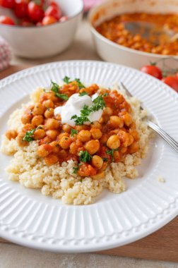 Lezzetli bir domates sosunda sebzeli nohut, taze ve ev yapımı kuskus.