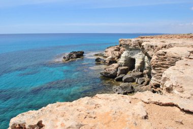 Dik kayalıklar ve Akdeniz Kıbrıs