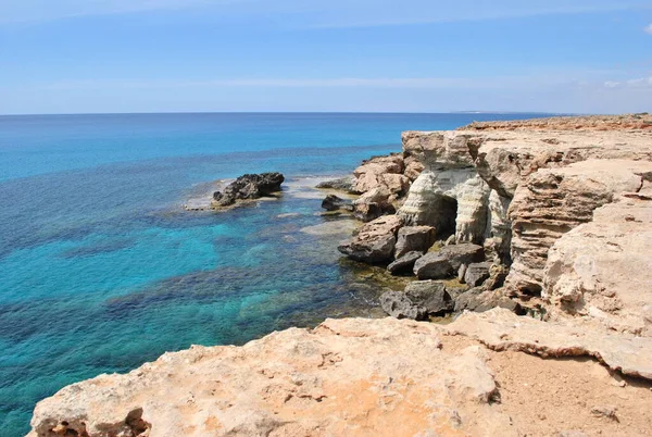 Dik kayalıklar ve Akdeniz Kıbrıs