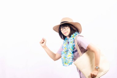 Bayan tezgahtar seyahate çıkıyor.