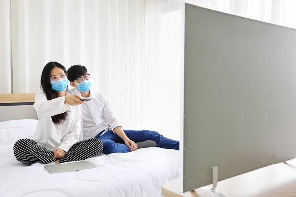 Couple Wearing Facial Mask Watching News Television While Staying Home — Stock Photo, Image