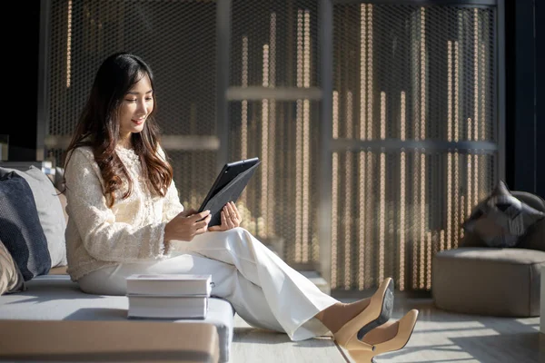 Mujer Asiática Sentada Sofá Usando Tableta Digital Casa Estilo Moderno —  Fotos de Stock