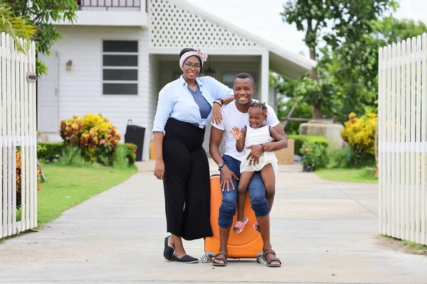 Afro Amerikan Ailesi Yeni Bir Eve Taşınıyor Babaları Bavullu Bavullu — Stok fotoğraf