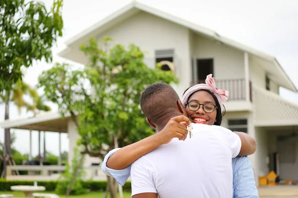 Esposa Afroamericana Abrazando Marido Frente Casa Que Acaba Mudarse Mientras —  Fotos de Stock
