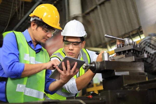 Gerente Ingeniería Asiática Trabajador Mecánico Sombrero Duro Seguridad Tela Reflectante —  Fotos de Stock